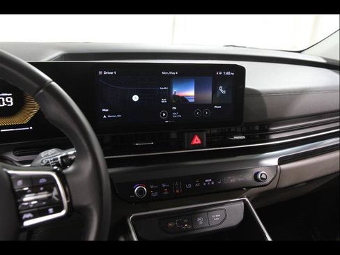 Used 2025 Kia Carnival FWD image 9