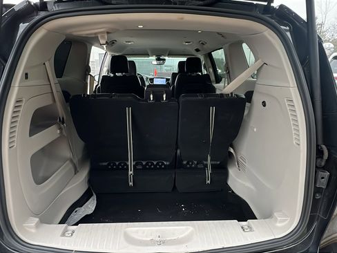 Used 2024 Chrysler Pacifica Touring-L image 13