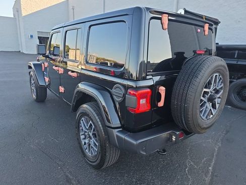 Used 2024 Jeep Wrangler Unlimited Sahara w/ Technology Group AWD/4WD image 3