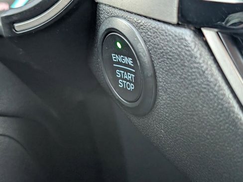 Used 2020 Ford Escape SE image 18