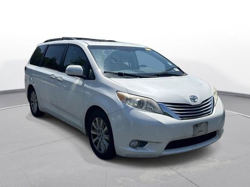 Used 2013 Toyota Sienna Limited w/ Premium Pkg FWD image 4