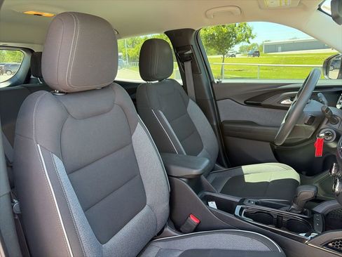 Used 2021 Chevrolet TrailBlazer LS w/ LPO, Blackout Package FWD image 28