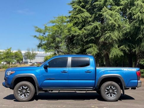 Used 2018 Toyota Tacoma TRD Off-Road AWD/4WD image 2