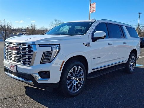 Used 2025 GMC Yukon XL Denali image 3