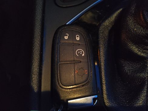 Used 2021 Jeep Cherokee Latitude Plus FWD image 32