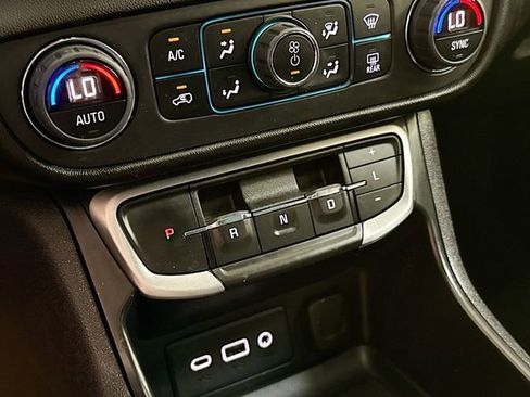 Used 2024 GMC Terrain SLE w/ Driver Convenience Package FWD image 17