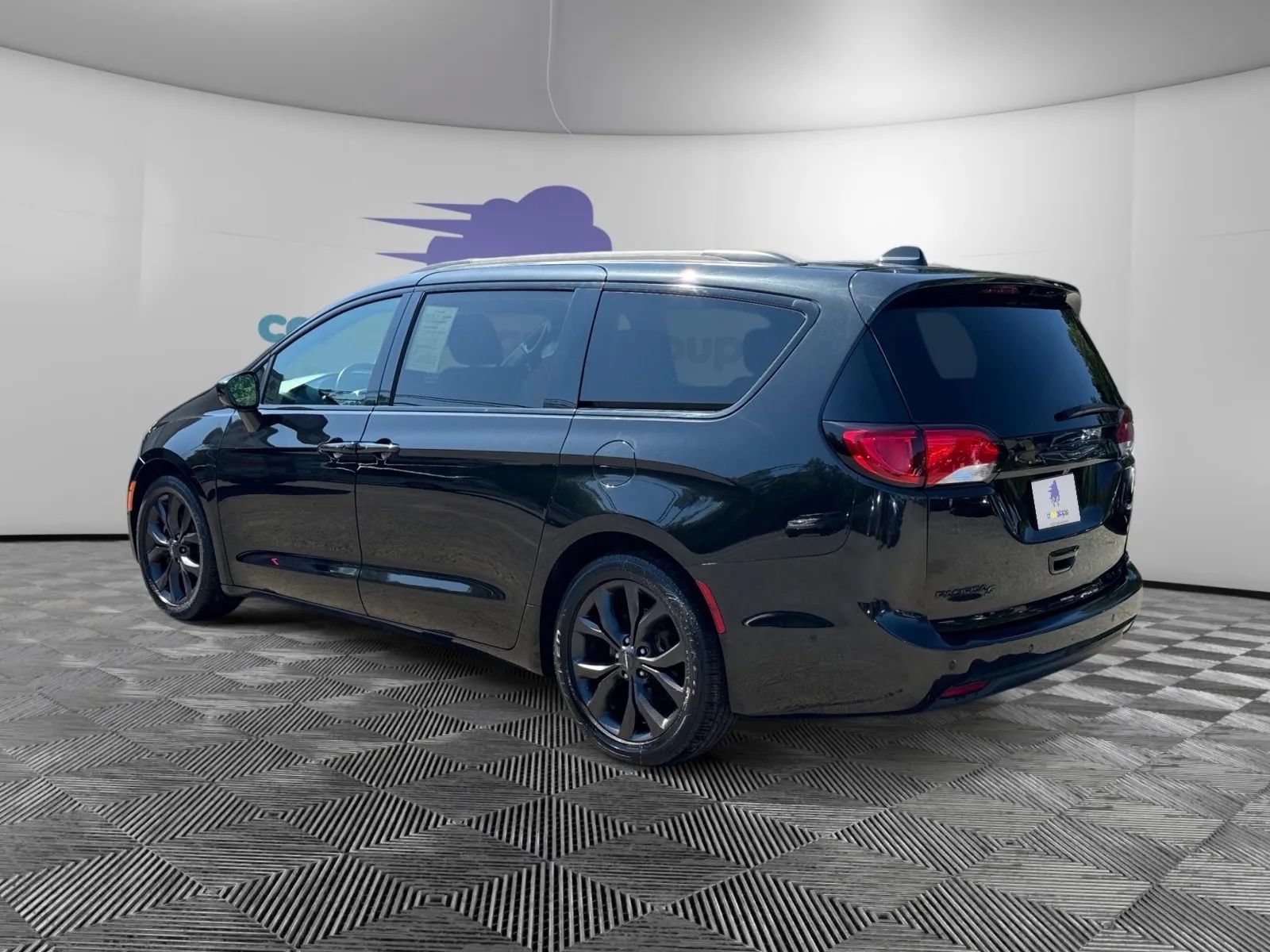 Used 2020 Chrysler Pacifica Touring-L w/ Advanced Safetytec Group FWD image 3