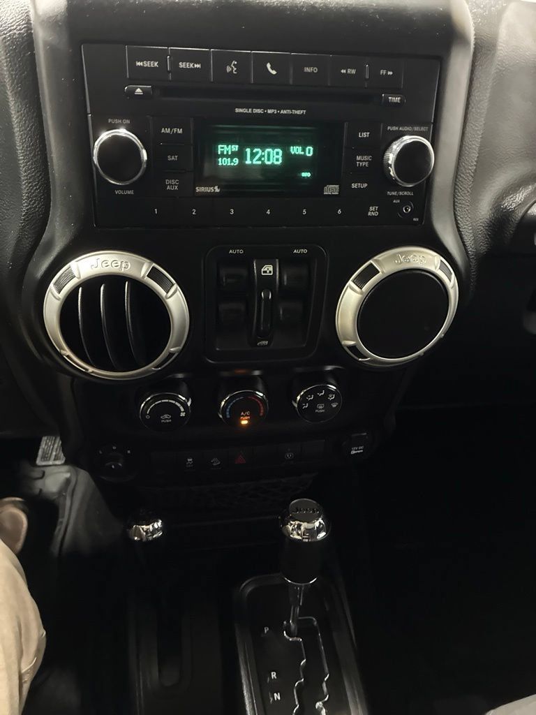 Used 2018 Jeep Wrangler Unlimited Sahara w/ Connectivity Group AWD/4WD image 17