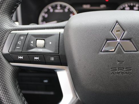 Used 2025 Mitsubishi Outlander SE image 13