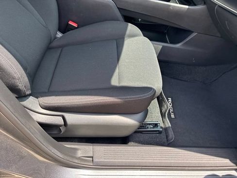 Used 2023 Nissan Rogue S FWD image 11