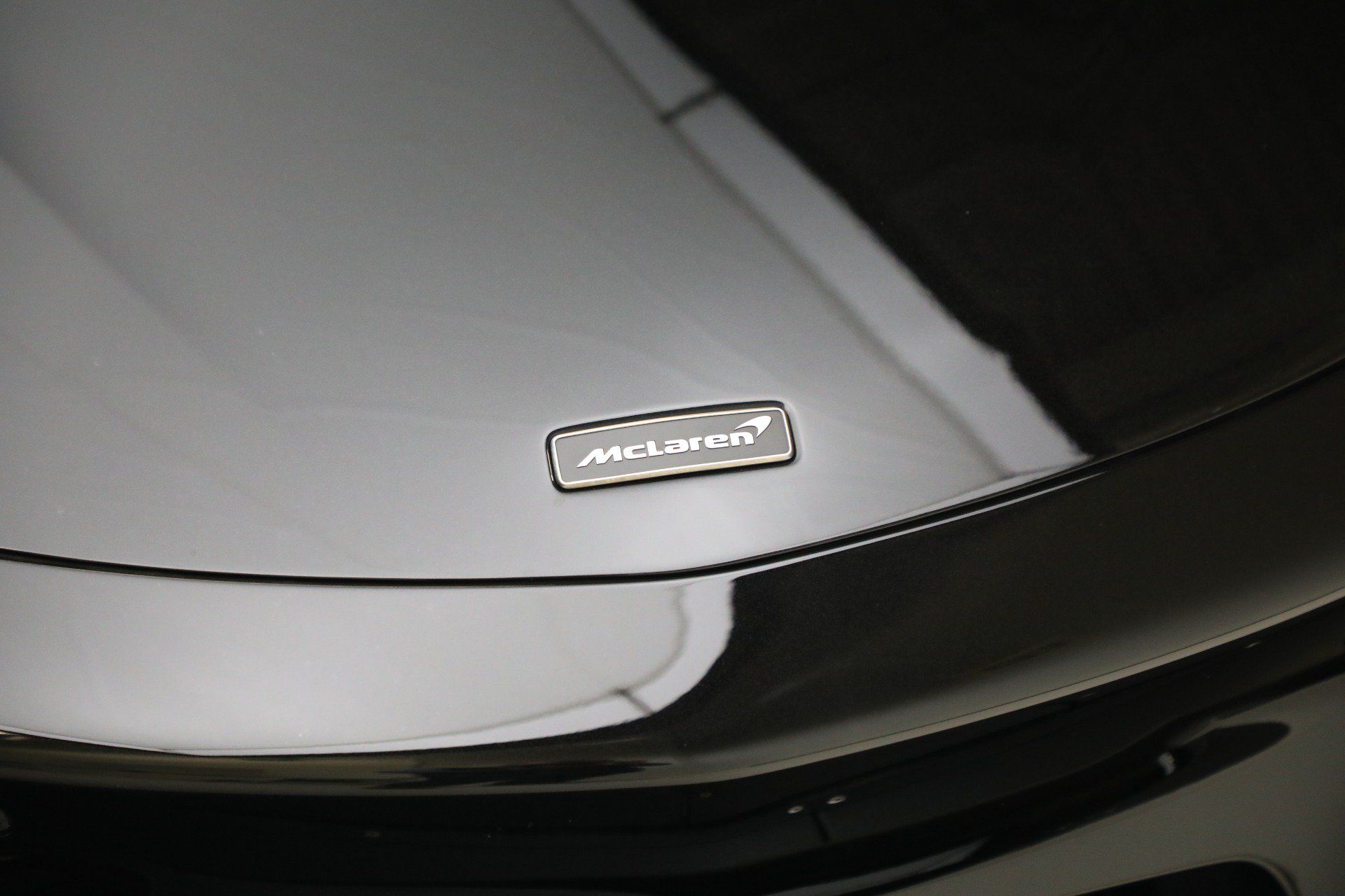 Used 2025 McLaren Artura RWD image 32