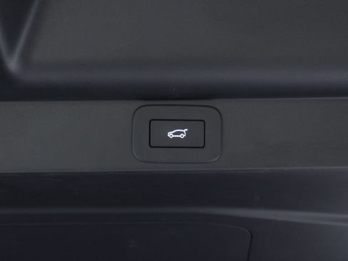 Used 2025 Land Rover Range Rover Long Wheelbase SE image 11