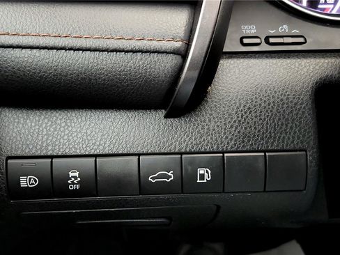 Certified 2018 Toyota Camry LE w/ Convenience Package image 27