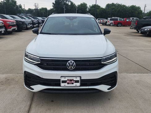 Used 2024 Volkswagen Tiguan SE R-Line AWD/4WD image 2