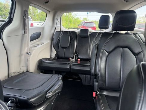 Used 2023 Chrysler Pacifica Touring-L FWD image 36