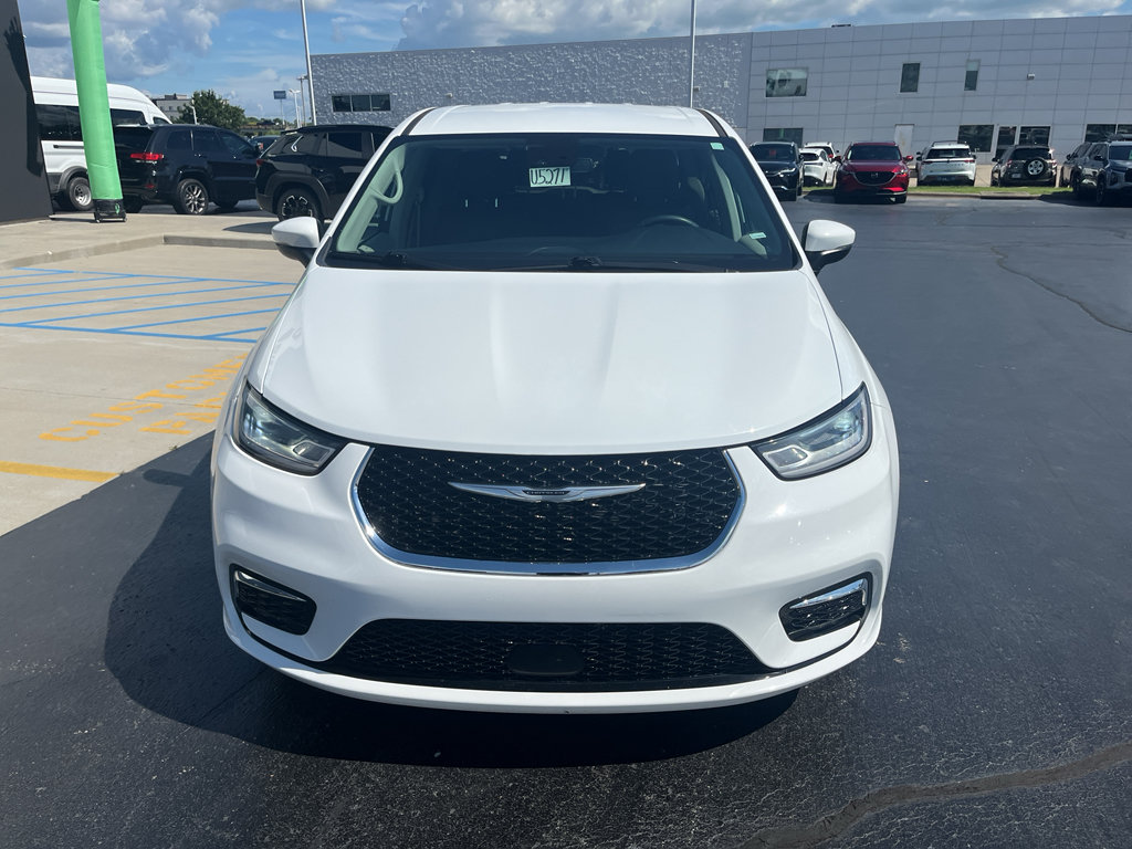 Used 2023 Chrysler Pacifica Touring-L FWD image 4