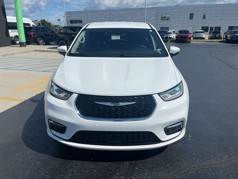 Used 2023 Chrysler Pacifica Touring-L FWD image 4