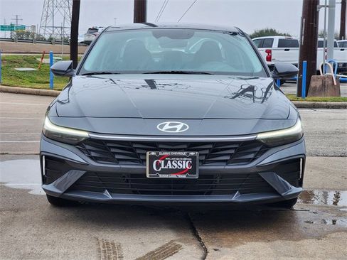 Used 2024 Hyundai Elantra Blue image 2