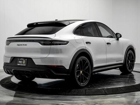 Used 2022 Porsche Cayenne Turbo image 13