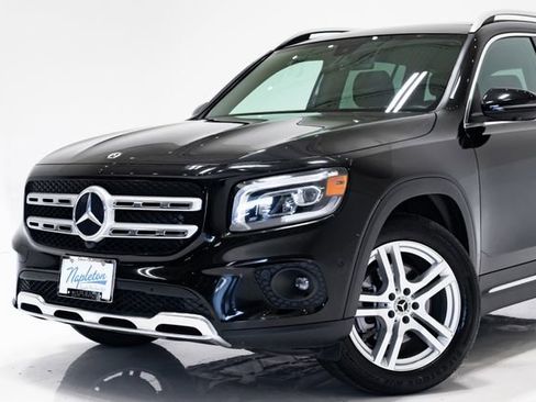 Used 2023 Mercedes-Benz GLB 250 4MATIC w/ Premium Package image 2