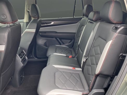 Used 2024 Volkswagen Atlas Peak Edition SE AWD/4WD image 24