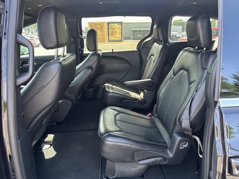 Used 2025 Chrysler Pacifica Select FWD image 17