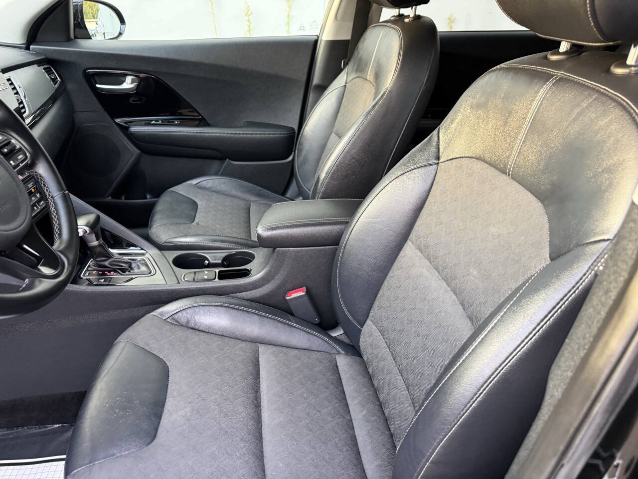 Used 2018 Kia Niro EX FWD image 10