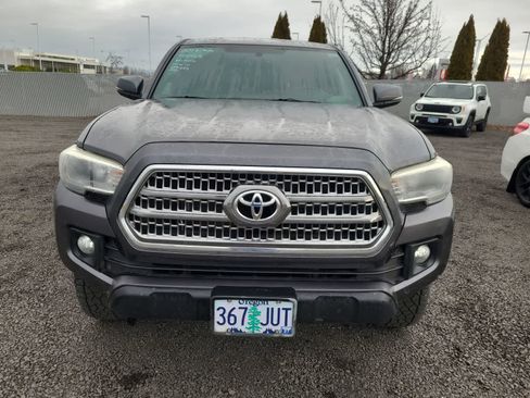 Used 2017 Toyota Tacoma TRD Off-Road image 5
