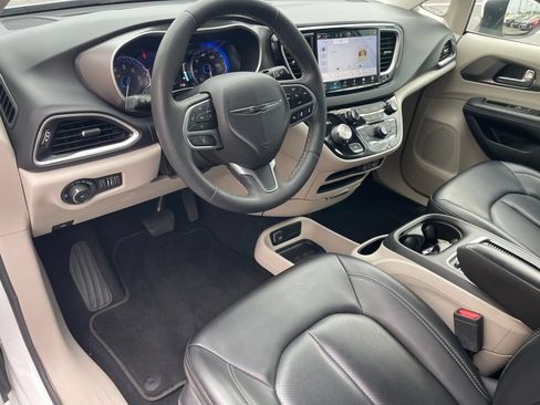 Used 2023 Chrysler Pacifica Touring-L FWD image 5
