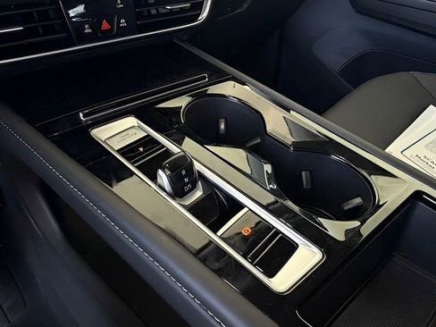 Used 2025 Volkswagen Atlas SE image 24