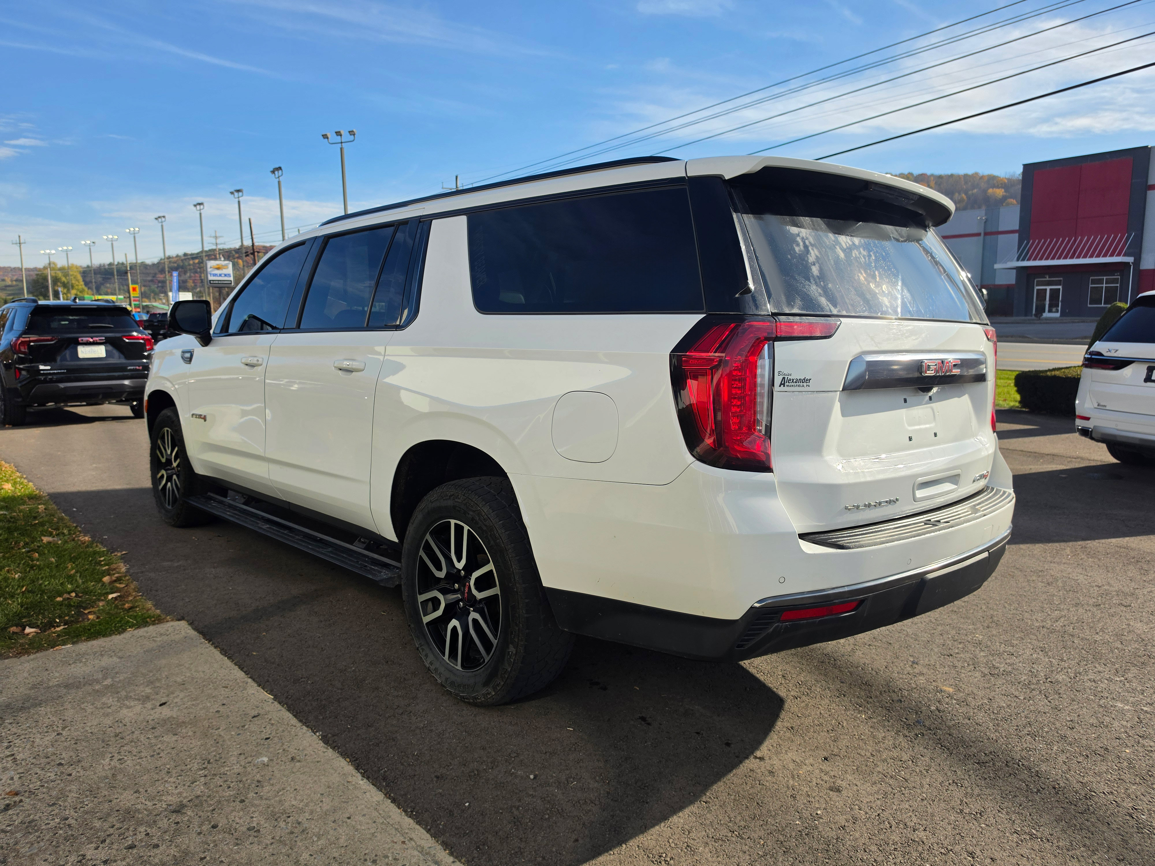 Used 2023 GMC Yukon XL AT4 w/ Technology Package AWD/4WD image 5