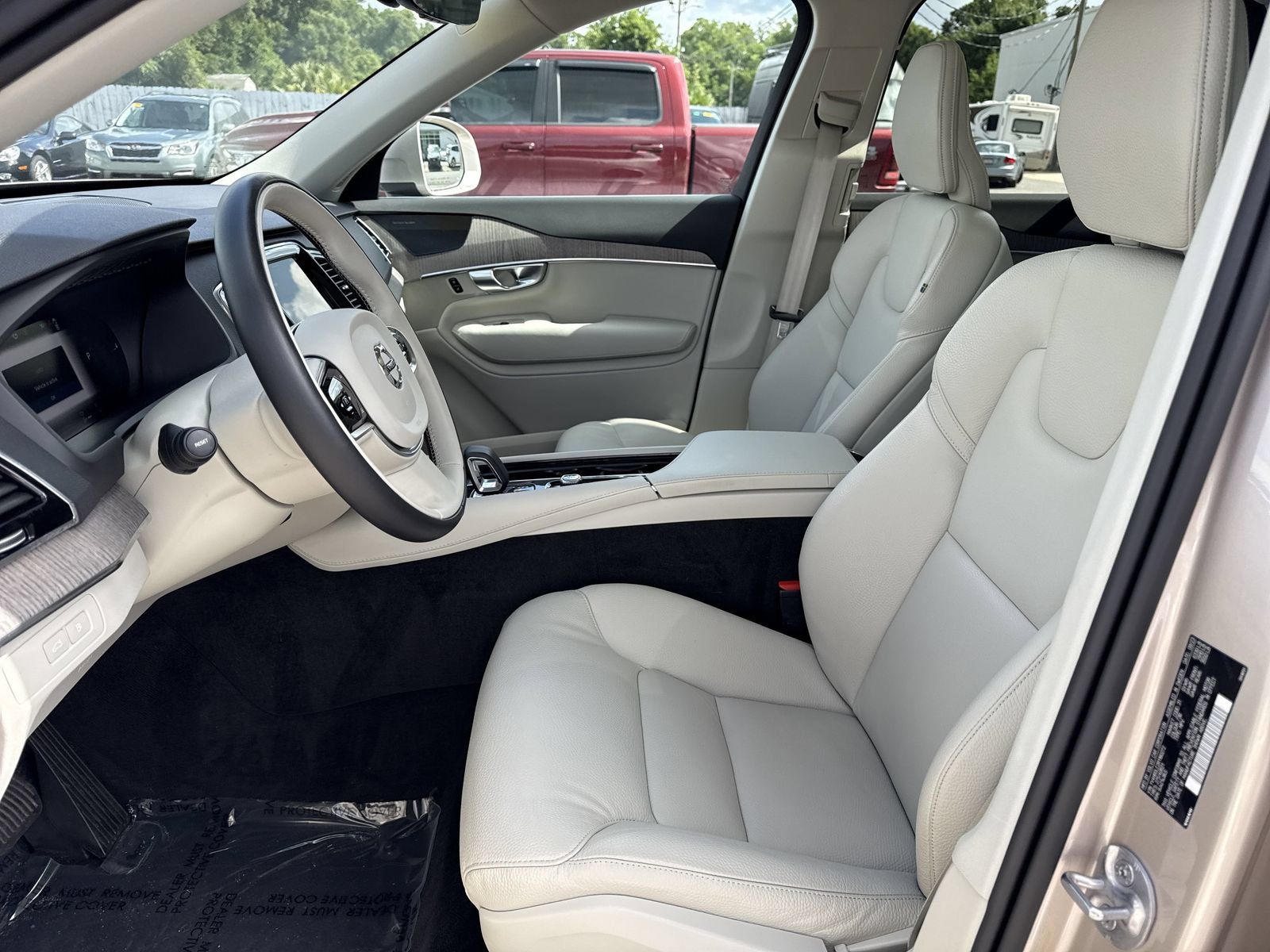 Used 2024 Volvo XC90 T8 Plus w/ Protection Package Premier AWD/4WD image 9