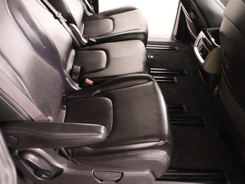 Used 2025 Kia Carnival FWD image 16