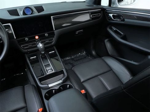Used 2025 Porsche Macan image 16