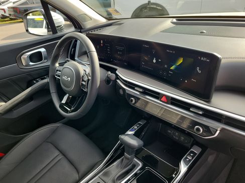 Certified 2025 Kia Sorento SX FWD image 8