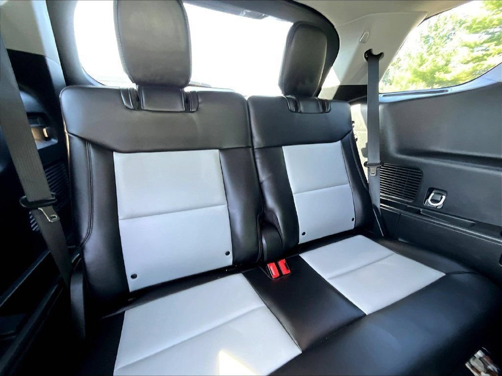 Used 2023 Ford Explorer XLT w/ Equipment Group 202A AWD/4WD image 28