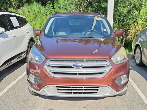 Used 2018 Ford Escape SE w/ SE Sync 3 Package AWD/4WD image 2