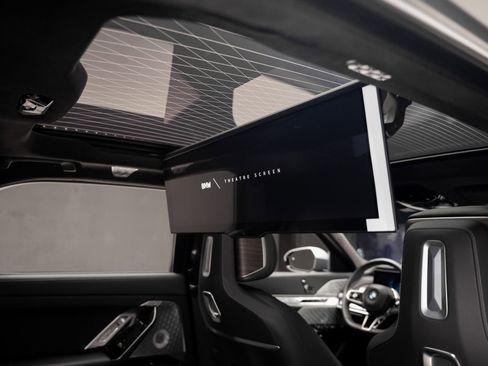 Used 2023 BMW 760i xDrive w/ Executive Package image 3