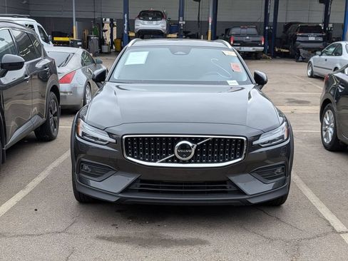 Used 2025 Volvo V60 B5 Cross Country Plus AWD/4WD image 3