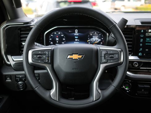 Used 2025 Chevrolet Silverado 2500 LT image 17