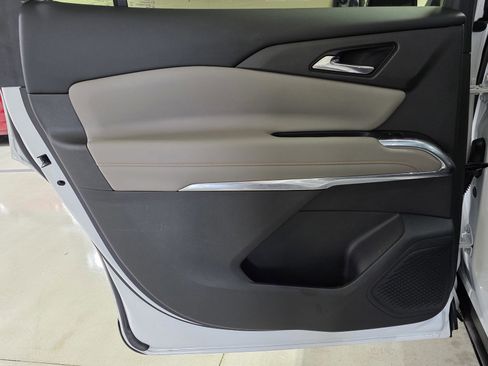 Used 2025 Chevrolet Traverse LT image 13