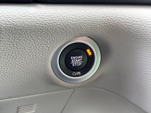 Used 2023 Chrysler Pacifica Touring-L FWD image 11
