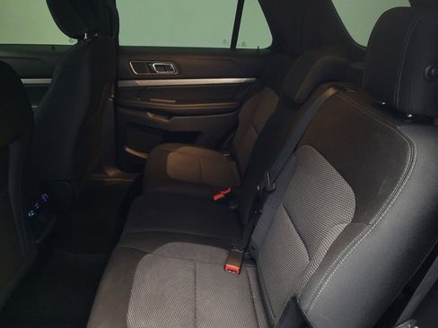 Used 2018 Ford Explorer XLT image 18