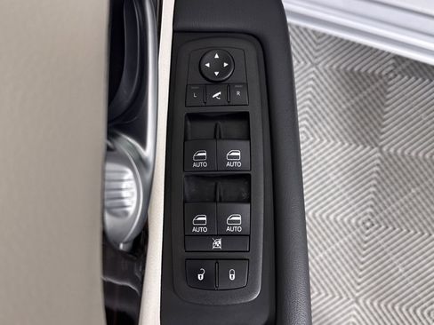 Used 2024 Chrysler Pacifica Limited image 26