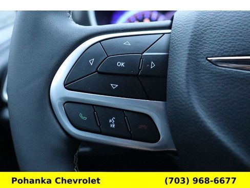Used 2025 Chrysler Pacifica Select image 12