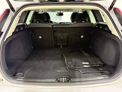 Used 2025 Volvo V60 B5 Cross Country Plus image 47