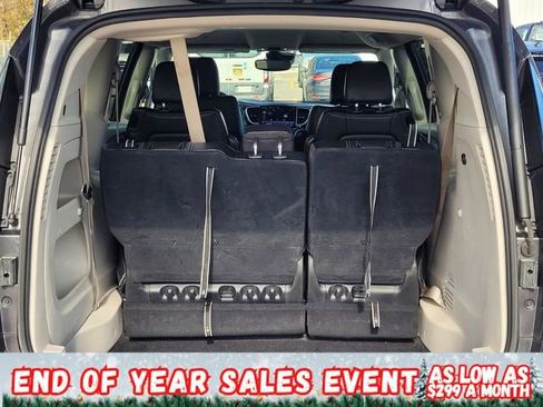 Used 2022 Chrysler Pacifica Touring-L image 9