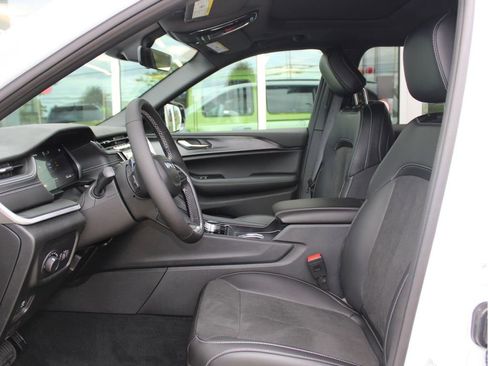 New 2025 Jeep Grand Cherokee Altitude image 11