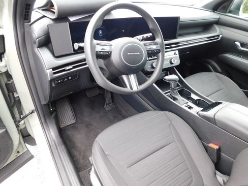 Used 2025 Hyundai Santa Cruz SE FWD image 15