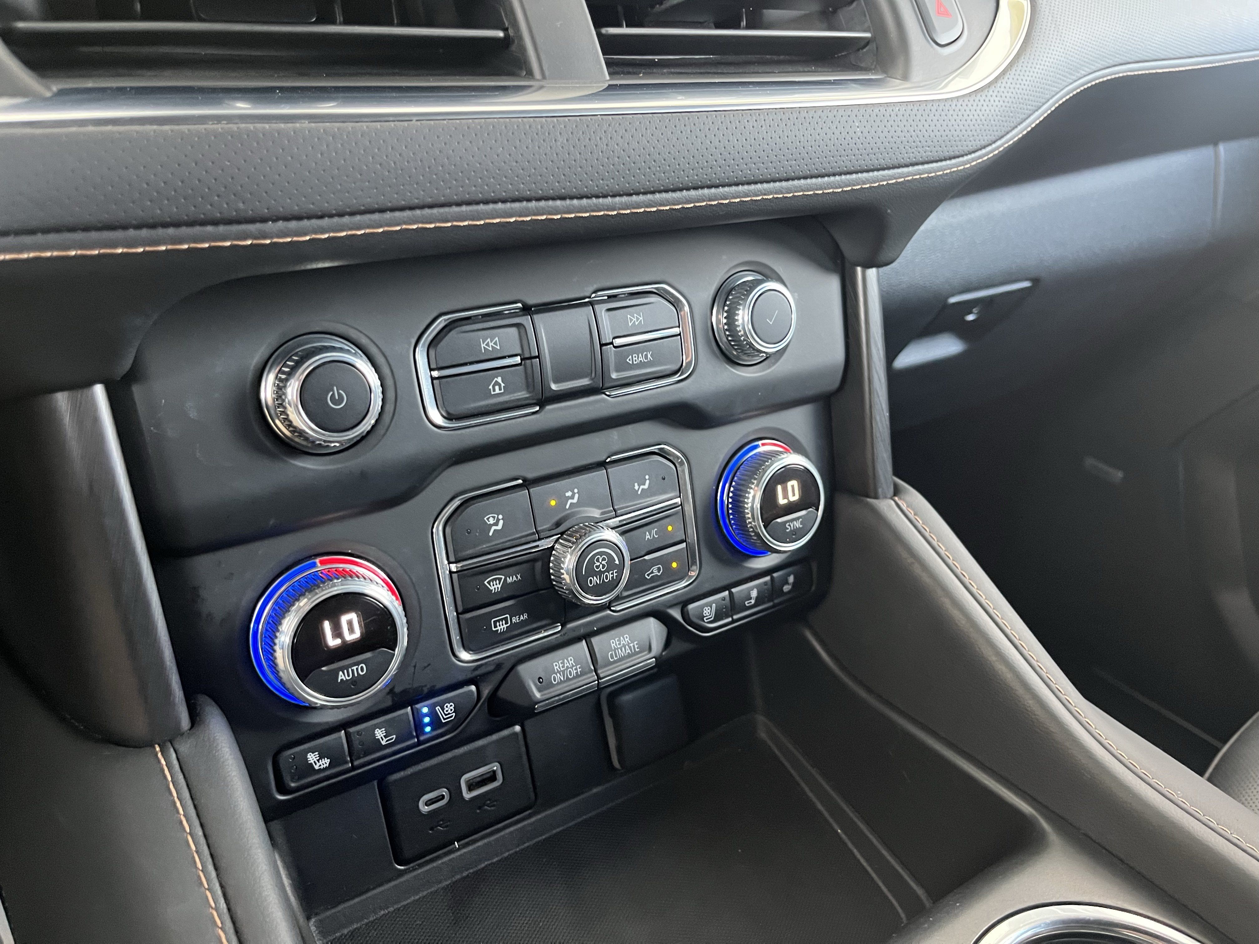 Used 2024 GMC Yukon AT4 w/ Technology Package AWD/4WD image 10